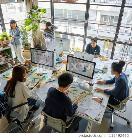 辦公室、開放空間、團隊合作、電腦使用、窗戶自然光、室內植物、專案規劃 115492453