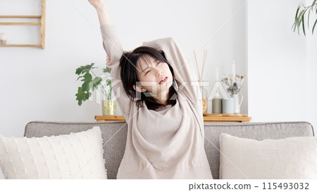 女人伸懶腰睡意醒來 115493032
