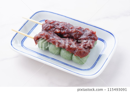 艾草餃子是用艾草麻糬做成的，上面撒上大量的豆沙。 115493091