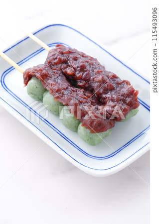 Mugwort dumplings are green dumplings made from mugwort and topped with plenty of smooth bean paste. Mugwort dumplings are green dumplings made from mugwort and topped with plenty of smooth bean paste. 115493096