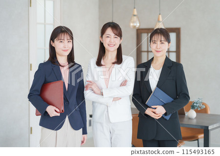 Business people working in the office (women only) 115493165