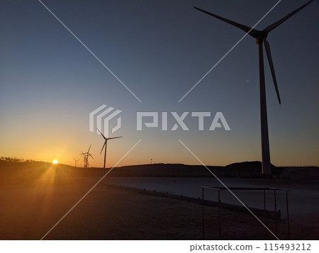 風車染上朝霞 115493212