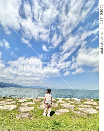 孩子們在大津湖畔眺望渚公園 孩子們在大津湖畔眺望渚公園 115493692