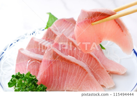 Yellowtail sashimi that looks delicious with a lot of fat 115494444