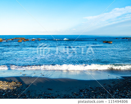A refreshing view of the shoreline in the evening 115494806