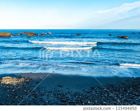 A refreshing view of the shoreline in the evening 115494850