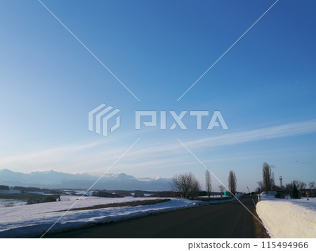 冬季從北海道美瑛町信榮之丘展望公園眺望十勝山脈 115494966