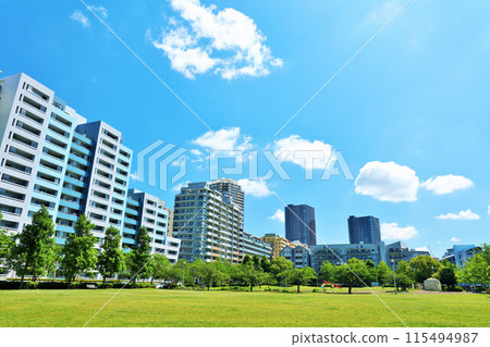 Chiba Prefecture, Kaihin Makuhari, refreshing blue sky and apartment building 115494987
