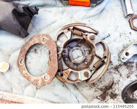 DIY big scooter maintenance: disassembling the clutch DIY big scooter maintenance: disassembling the clutch 115495205