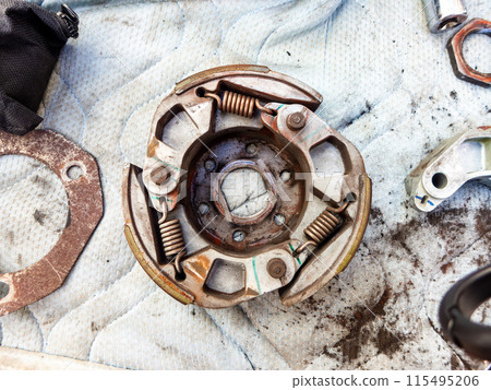 DIY big scooter maintenance: disassembling the clutch DIY big scooter maintenance: disassembling the clutch 115495206