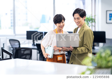 年輕男性和女性工程師在辦公室開會 115495698