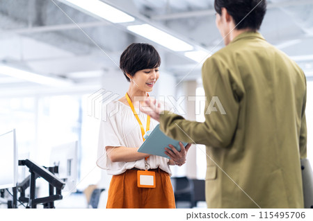 年輕男性和女性工程師在辦公室開會 115495706