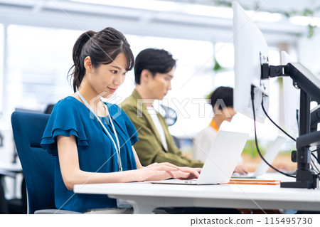 年輕男性和女性工程師在辦公室開會 115495730