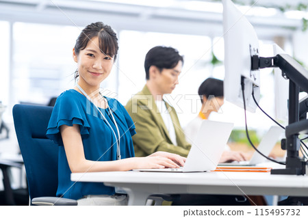 年輕男性和女性工程師在辦公室開會 115495732