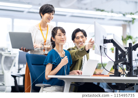 年輕男性和女性工程師在辦公室開會 115495735