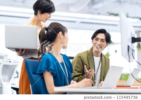 年輕男性和女性工程師在辦公室開會 115495736