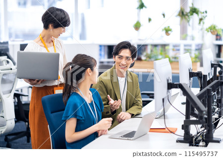 年輕男性和女性工程師在辦公室開會 115495737
