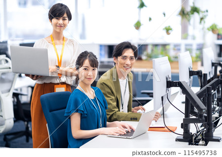 年輕男性和女性工程師在辦公室開會 115495738