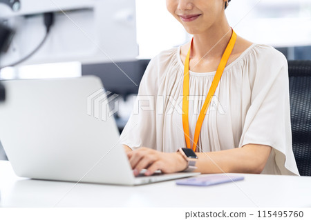 在辦公室工作的年輕女工程師 115495760