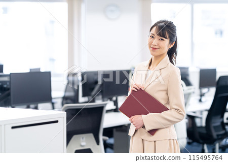 Young business woman working in the office Young business woman working in the office 115495764