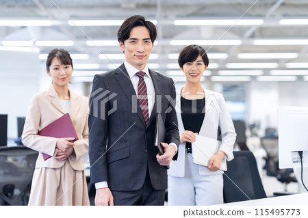 Male and female business people working in the office 115495773