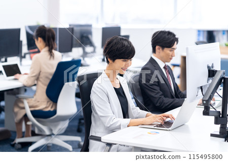 在辦公室工作的男性和女性商人 115495800