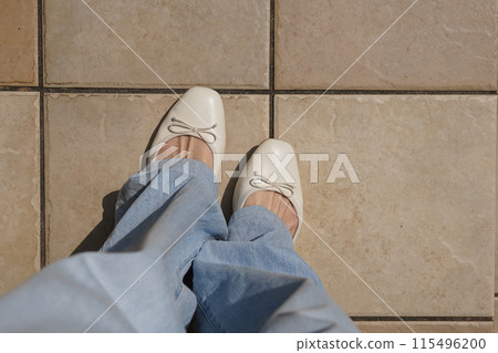 搭配牛仔褲的腿 115496200