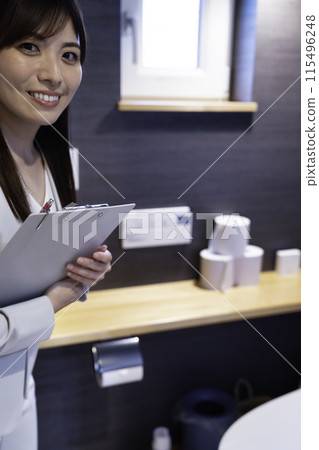 Female staff showing a model room 115496248