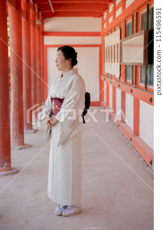 穿著和服的女人穿過鳥居 115496591