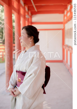 穿著和服的女人坐在鳥居門口 115496593