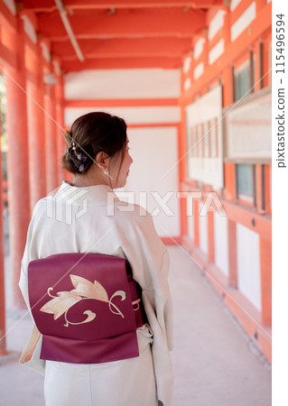 穿著和服的女人穿過神社的鳥居 穿著和服的女人穿過神社的鳥居 115496594