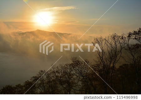 清晨的陽光與霧氣中的摩週湖 清晨的陽光與霧氣中的摩週湖 115496998