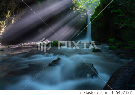 [Light beam material] Summer Tatsugaeshi Falls [Nagano Prefecture] 115497157