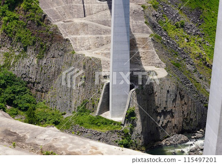 橫跨白河的新阿蘇大橋橋墩附近的柱狀節理，因橋樑施工而被拆除。 115497201