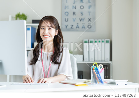 在辦公室工作的年輕女子 115497268
