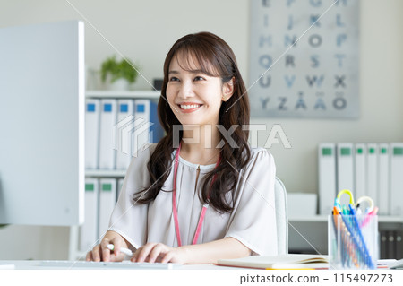 在辦公室工作的年輕女子 115497273