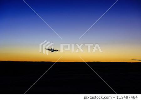 無人機在夕陽下飛行 115497464