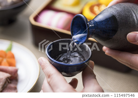 新年菜餚和清酒 115497546