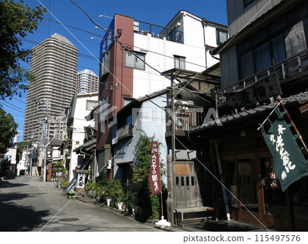 A long-established tsukudani shop in Tsukudajima and a tower apartment building in River City 21 115497576