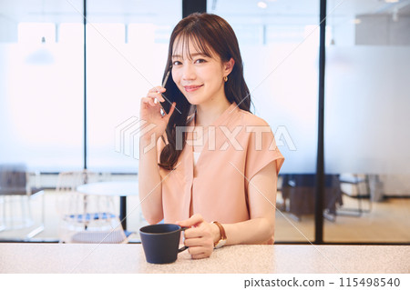在辦公室食品儲藏室打電話的女人 115498540