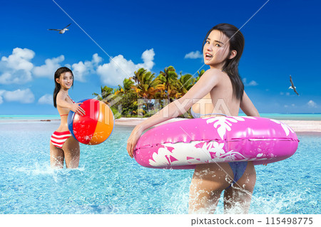 身著比基尼的女孩在自然豐富的南部島嶼的海岸享受休閒時光 身著比基尼的女孩在自然豐富的南部島嶼的海岸享受休閒時光 115498775