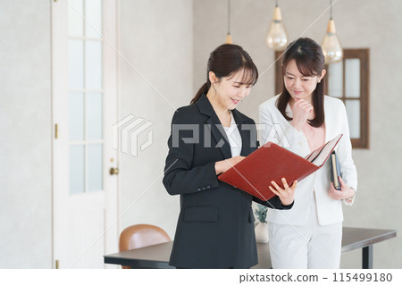 在辦公室工作的商人(僅限女性) 在辦公室工作的商人(僅限女性) 115499180