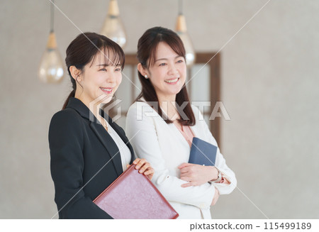 在辦公室工作的商人（僅限女性） 115499189