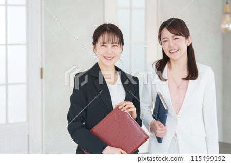 在辦公室工作的商人(僅限女性) 在辦公室工作的商人(僅限女性) 115499192