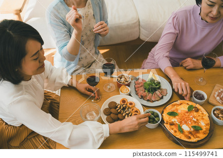 40多歲女性在家舉辦的女性派對 115499741