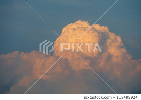 夏日的天空，天空飄浮著雷雲 115499924