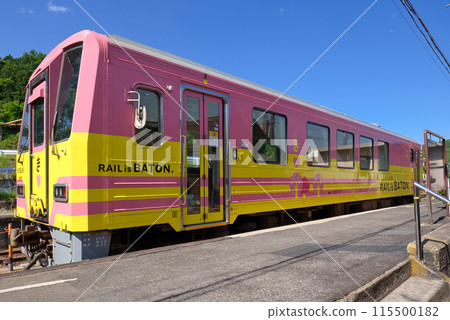 Shimane Prefecture > Izumo Yokota Station - Departing wrapped train Sakura Shimane Prefecture > Izumo Yokota Station - Departing wrapped train Sakura 115500182