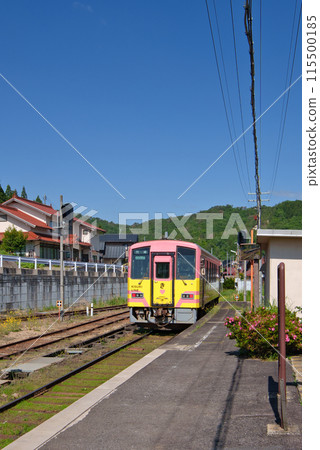 Shimane Prefecture > Izumo Yokota Station - Departing wrapped train Sakura Shimane Prefecture > Izumo Yokota Station - Departing wrapped train Sakura 115500185