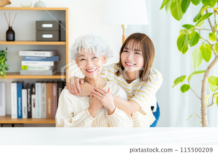 Smiling parents and children relaxing in the living room 115500209