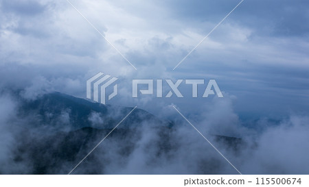 雨天雲彩覆蓋山頂 雨天雲彩覆蓋山頂 115500674
